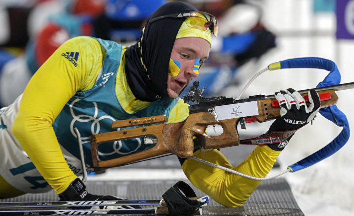 Шведский биатлонист Себастьян Самуэльссон на огневом рубеже во время гонки на 12,5 км на Олимпийских играх в Пхёнчхане