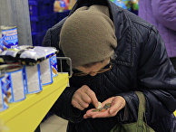 Пожилые люди делают покупки в магазине Пожилые люди делают покупки в магазине