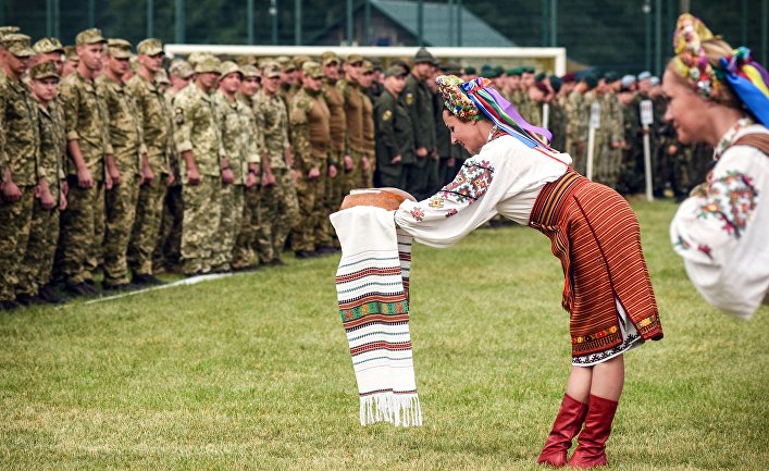 Женщины в национальных украинских костюмах встречают хлебом-солью военнослужащих НАТО в селе Старычи Львовской области