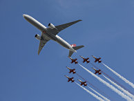 Пилотажная группа ВВС Турции на истребителях F-5 и пассажирский самолет во время выставки в Стамбуле Пилотажная группа ВВС Турции на истребителях F-5 и пассажирский самолет во время выставки в Стамбуле
