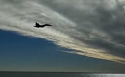 Су-27 пролетел над кораблями ВМС Украины Су-27 пролетел над кораблями ВМС Украины
