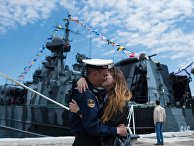 Моряк Черноморского флота с девушкой во время праздничных мероприятий в Севастополе. 13 мая 2018 Моряк Черноморского флота с девушкой во время праздничных мероприятий в Севастополе. 13 мая 2018