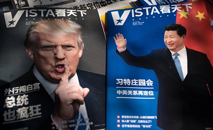 Потртреты президента США Дональда Трампа и председателя КНР Си Цзиньпиня на обложках журналов в Пекине, Китай
