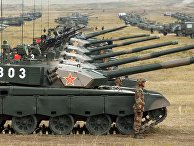 Военнослужащий у боевого танка Type 99 (ZTZ-99) Народно-освободительной армии Китая на забайкальском полигоне "Цугол" во время учений "Восток-2018" Военнослужащий у боевого танка Type 99 (ZTZ-99) Народно-освободительной армии Китая на забайкальском полигоне "Цугол" во время учений "Восток-2018"