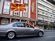 Автомобиль с флагом Македонии в Скопье Автомобиль с флагом Македонии в Скопье
