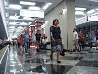 Пассажиры на станции "Рассказовка" Калининско-Солнцевской линии Московского метрополитена