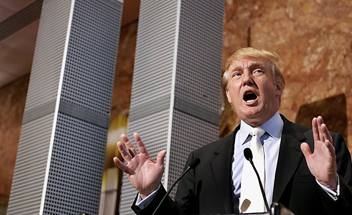 Дональд Трамп во время презентации моделей Башен-Близнецов II в Trump Tower в Нью-Йорке