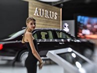 Девушка у автомобиля Aurus Senat на Московском международном автомобильном салоне 2018 Девушка у автомобиля Aurus Senat на Московском международном автомобильном салоне 2018