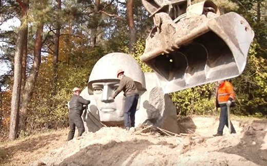 В Литве демонтировали скульптуру советского солдата В Литве демонтировали скульптуру советского солдата