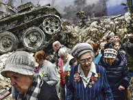 Посетители в экспозиции трехмерной панорамы битвы за Ленинград в январе 1943 года "Прорыв" на территории Кировского музея-заповедника "Прорыв блокады Ленинграда" Посетители в экспозиции трехмерной панорамы битвы за Ленинград в январе 1943 года "Прорыв" на территории Кировского музея-заповедника "Прорыв блокады Ленинграда"