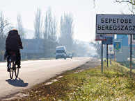 Надписи на украинском и венгерском языках на указателе в городе Берегово в Закарпатской области Украины Надписи на украинском и венгерском языках на указателе в городе Берегово в Закарпатской области Украины