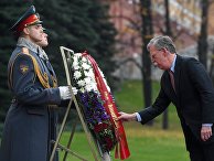 Советник президента США Джон Болтон возложил венок к Могиле Неизвестного солдата Советник президента США Джон Болтон возложил венок к Могиле Неизвестного солдата
