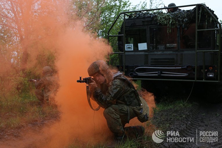Расчеты оперативно-тактических ракетных комплексов "Искандер-М" в рамках командно-штабных учений