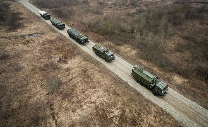 Оперативно-тактические ракетные комплексы (ОТРК) "Искандер-М" во время тактических учений расчетов по управлению ракетными ударами