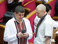 Депутаты Верховной Рады Максим Бурбак и Андрей Тетерук, одетые в традиционную украинскую одежду на заседании Верховной рады Украины в День вышиванки. 17 мая 2018 Депутаты Верховной Рады Максим Бурбак и Андрей Тетерук, одетые в традиционную украинскую одежду на заседании Верховной рады Украины в День вышиванки. 17 мая 2018