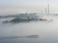 Лодка в тумане в шхерах Стокгольма, Швеция Лодка в тумане в шхерах Стокгольма, Швеция