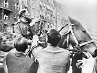 Жители города Праги встречают Красную Армию Жители города Праги встречают Красную Армию