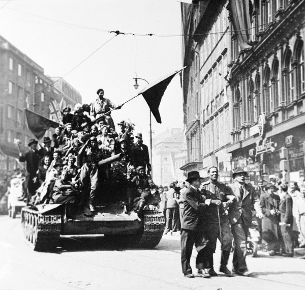 Освобождение чехословакии. Советская армия в Праге 1945. Освобождение Праги советскими войсками. Освобождение Праги 1945. Советские войска в Праге 1945.