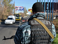 Ополченцы дежурят у стелы на въезде в Донецк Ополченцы дежурят у стелы на въезде в Донецк