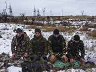 Чеченцы, воюющие на стороне пророссийских ополченцев на востоке Украины, молятся у блокпоста в городе Зугрэс Донецкой области Чеченцы, воюющие на стороне пророссийских ополченцев на востоке Украины, молятся у блокпоста в городе Зугрэс Донецкой области