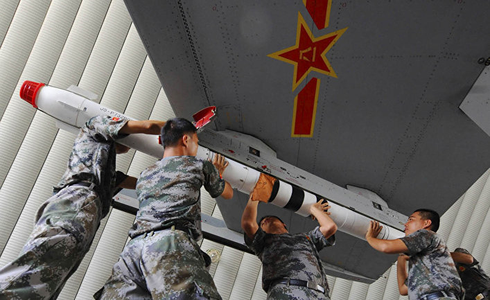 Военные готовят военный самолет во время военных учений в окресностях Гуанчжоу