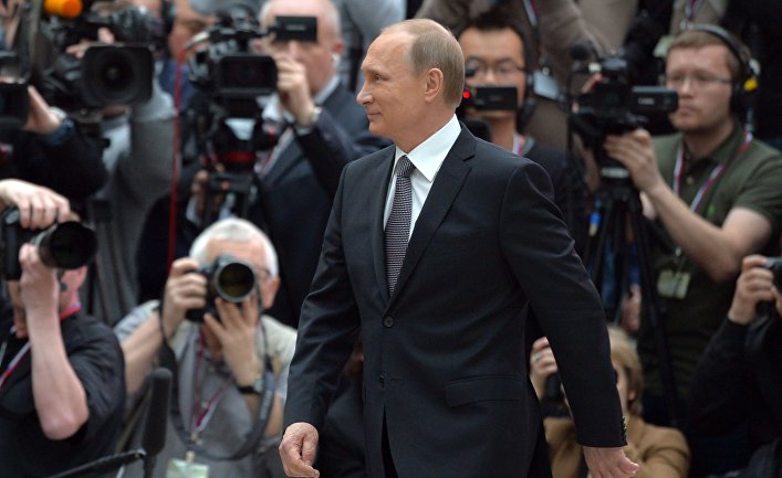 Владимир Путин с журналистами после окончания прямого эфира программы «Прямая линия»