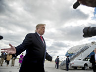 Президент США Дональд Трамп беседует с журналистами о стрельбе в синагоге Питтсбурга в Международном аэропорту Индианаполиса. 27 октября 2018 Президент США Дональд Трамп беседует с журналистами о стрельбе в синагоге Питтсбурга в Международном аэропорту Индианаполиса. 27 октября 2018