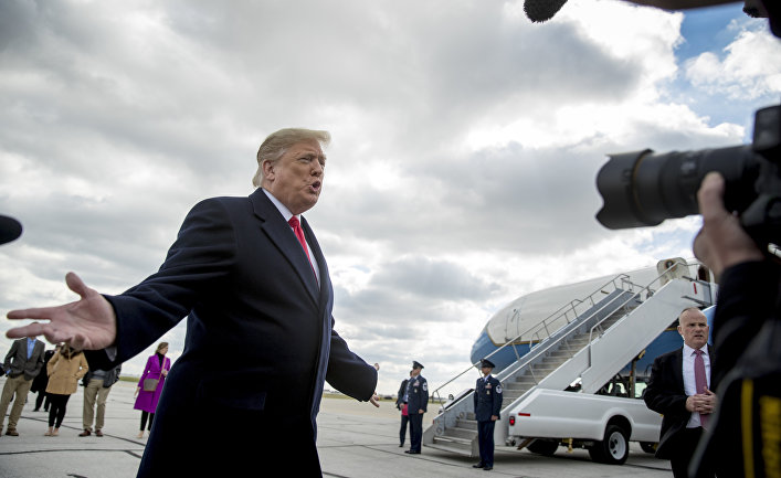 Президент США Дональд Трамп беседует с журналистами о стрельбе в синагоге Питтсбурга в Международном аэропорту Индианаполиса. 27 октября 2018