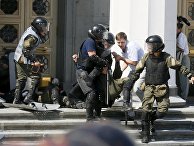 Участники протестной акции у Верховной Рады Украины в Киеве во время столкновений с полицией Участники протестной акции у Верховной Рады Украины в Киеве во время столкновений с полицией