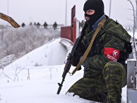Пророссийский ополченец рядом с аэропортом Донецка Пророссийский ополченец рядом с аэропортом Донецка