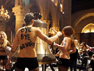 Активистки Femen провели акцию в Нотр-Дам-де-Пари Активистки Femen провели акцию в Нотр-Дам-де-Пари