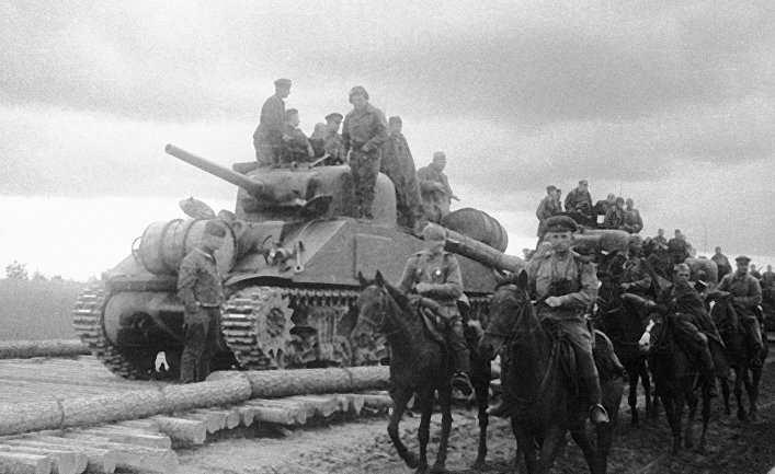 Советская танковая часть на американских танках "Шерман", поставленных по ленд-лизу