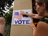 Указатель на избирательный участок в Лагуна-Бич, Калифорния, США Указатель на избирательный участок в Лагуна-Бич, Калифорния, США