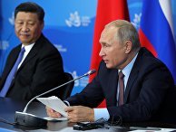Президент РФ Владимир Путин и председатель КНР Си Цзиньпин на пресс-конференции по итогам встречи на полях IV Восточного экономического форума