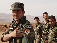 Военнослужащий сирийской армии демонстрирует нашивку с портретом президента Сирии Башара Асада на сирийско-ливанской границе на западе провинции Дамаск Военнослужащий сирийской армии демонстрирует нашивку с портретом президента Сирии Башара Асада на сирийско-ливанской границе на западе провинции Дамаск