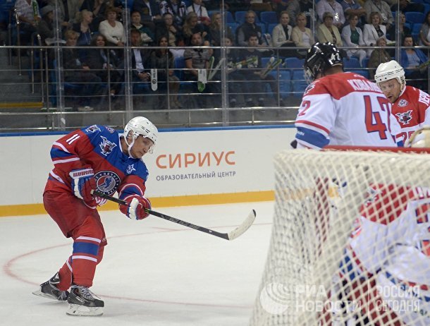 Президент РФ В. Путин принимает участие в хоккейном матче чемпионов НХЛ и Правления и почетных гостей НХЛ