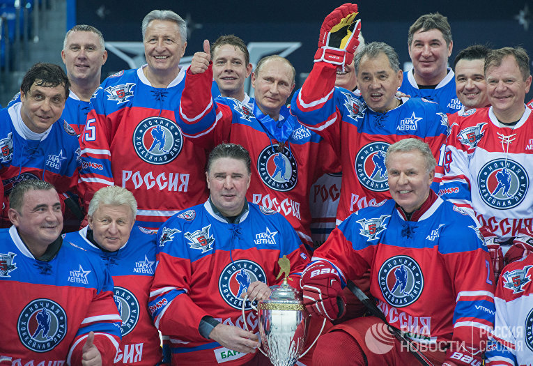 Президент РФ В. Путин принимает участие в хоккейном матче чемпионов НХЛ и Правления и почетных гостей НХЛ