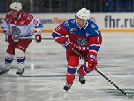Президент РФ В. Путин принимает участие в хоккейном матче чемпионов НХЛ и Правления и почетных гостей НХЛ Президент РФ В. Путин принимает участие в хоккейном матче чемпионов НХЛ и Правления и почетных гостей НХЛ