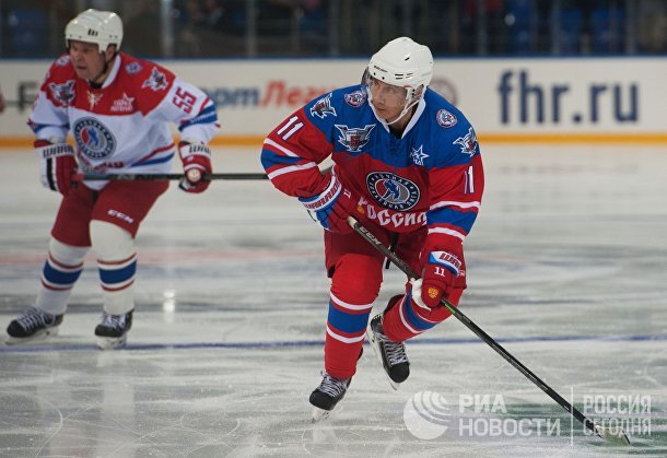 Президент РФ В. Путин принимает участие в хоккейном матче чемпионов НХЛ и Правления и почетных гостей НХЛ