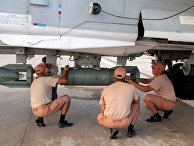 Техники обслуживают российские самолеты СУ в аэропорту "Хмеймим" в Сирии Техники обслуживают российские самолеты СУ в аэропорту "Хмеймим" в Сирии