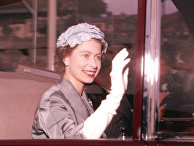 Королева Елизавета едет в театр, 1957 год Королева Елизавета едет в театр, 1957 год