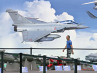 Фотография французского истребителя Dassault Rafale в одном из павильонов Международного авиакосмического салона в Ле Бурже Фотография французского истребителя Dassault Rafale в одном из павильонов Международного авиакосмического салона в Ле Бурже