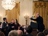 Президент США Дональд Трамп и корреспондент телеканала CNN Джим Акоста во время пресс-конференции в Белом доме
