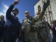Первый заместитель СММ ОБСЕ Александр Хуг и украинский военный СЦКК в Авдеевке, Украина Первый заместитель СММ ОБСЕ Александр Хуг и украинский военный СЦКК в Авдеевке, Украина