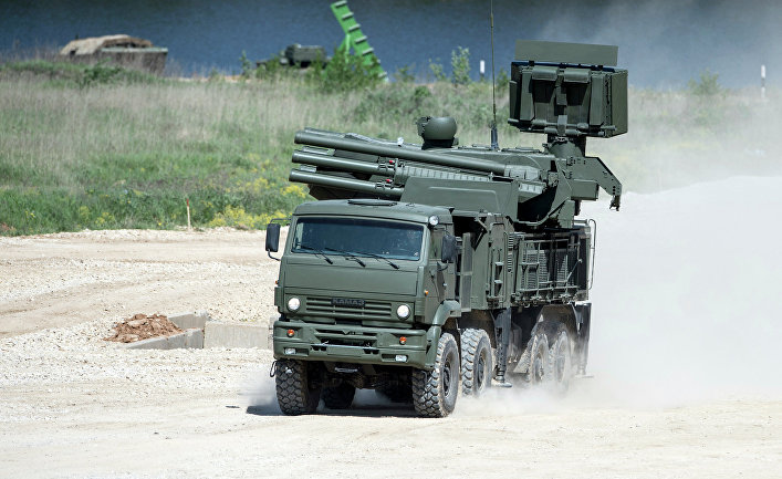 Самоходный ЗРПК наземного базирования "Панцирь-С" на шасси Камаз-6560 во время показа техники в рамках подготовки к международному военно-техническому форуму "Армия-2015"