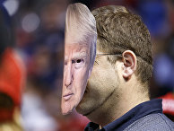 Участник митинга в маске президента США Дональда Трампа в Уилкс Барре, штат Пенсильвания Участник митинга в маске президента США Дональда Трампа в Уилкс Барре, штат Пенсильвания