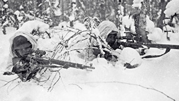 Красноармейцы-снайперы в засаде во время советско-финляндской войны 1939 - 1940 годов