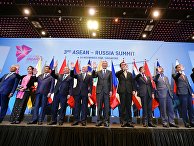 Владимир Путин во время совместного фотографирования глав делегаций государств-участников саммита АСЕАН Владимир Путин во время совместного фотографирования глав делегаций государств-участников саммита АСЕАН