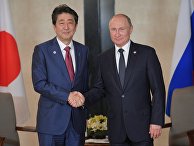 Президент РФ Владимир Путин и премьер-министр Японии Синдзо Абэ во время встречи в Сингапуре. 14 ноября 2018 Президент РФ Владимир Путин и премьер-министр Японии Синдзо Абэ во время встречи в Сингапуре. 14 ноября 2018