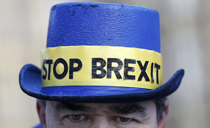 Противник выхода Великобритании из ЕС во время акции протеста в Лондоне